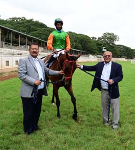 Trainer Pradeep Annaiah leading Power of beauty (Antony Raj S), winner of M.S.Suresh Memorial Trophy (Div-I) at Mysore on Thursday.